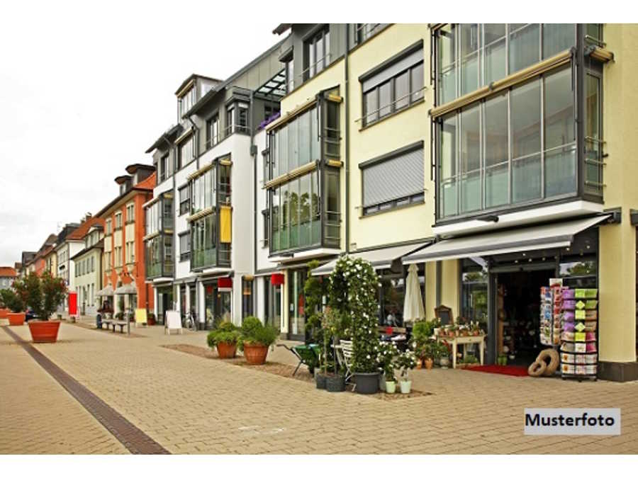 Immobilie: Mehrfamilienhaus in 4893 Zell am Moos