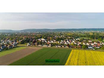 Halle Dreistetten  Landwirtschaftlich genutztes Grundstü
